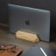 Drevený vertikálny stojan na notebook - dok na laptop - Farba: Orech