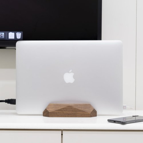 Drevený vertikálny stojan na notebook - dok na laptop - Farba: Orech