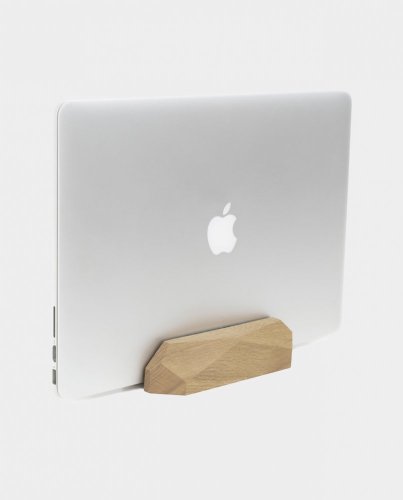 Drevený vertikálny stojan na notebook - dok na laptop - Farba: Orech