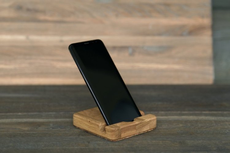 Drevený stojan na mobilný telefón Tvaru