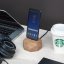 Drevený stojan a nabíjačka na telefón geometrický (USB-C) - Farba: Orech