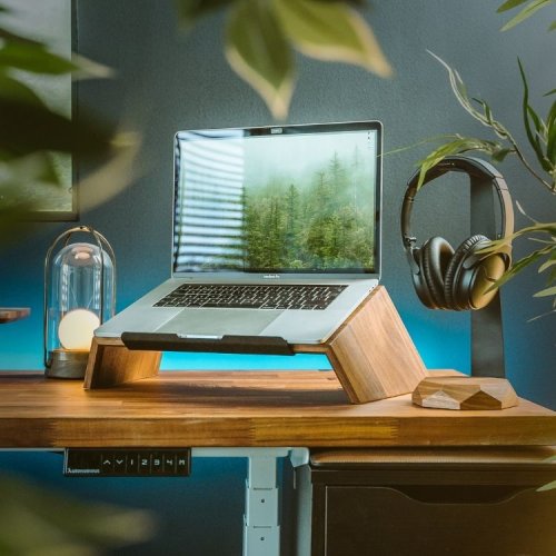 Drevený stojan na laptop - Farba: Orech