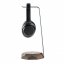 Drevený stojan na slúchadlá s bezdrôtovou nabíjačkou - Farba: Čierna