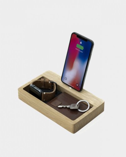 Drevený organizér s nabíjačkou na iPhone - Farba: Dub